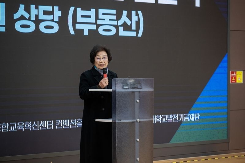 Cu ba chua tung di hoc tang toa nha tien ty cho truong dai hoc hinh anh