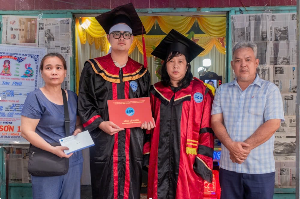 Sinh vien mac ung thu qua doi duoc trao bang dai hoc trong le tang hinh anh
