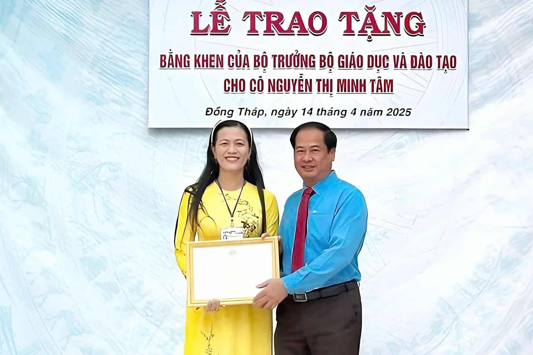 Nu giao vien duoc bo truong GD&DT tang bang khen vi truyen cam hung hinh anh