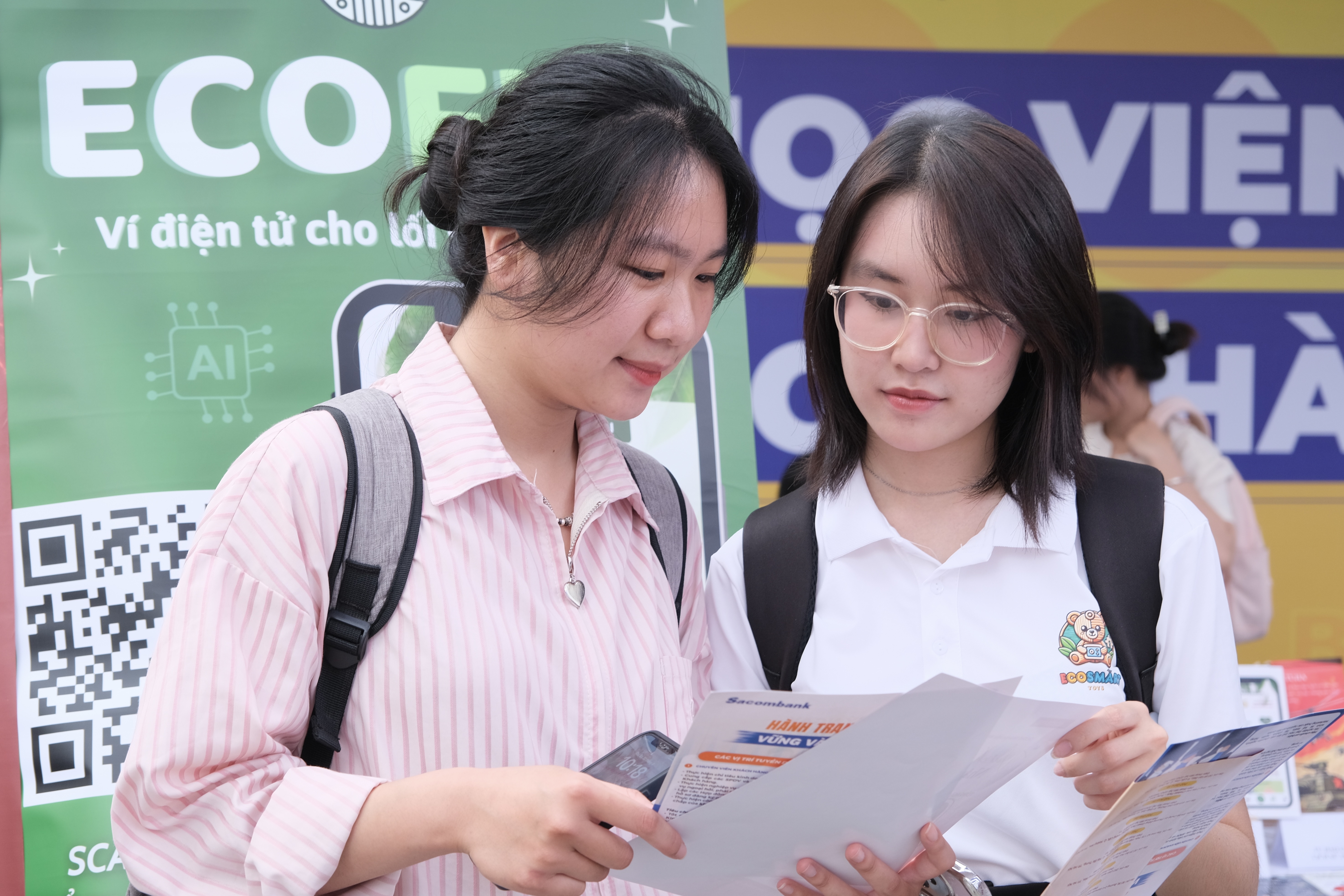 Sinh vien hoc them AI de 'vuot' song sa thai nganh ngan hang hinh anh