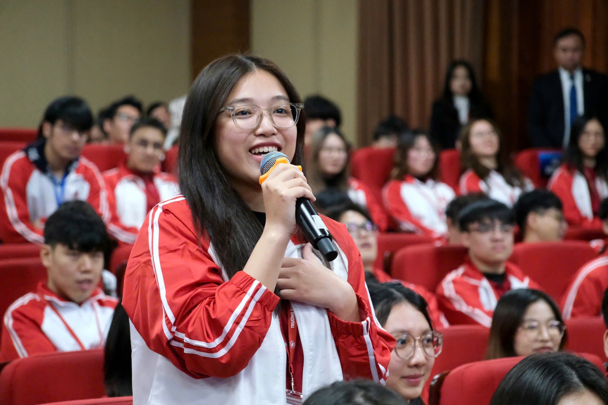 Loat dai hoc cam sinh vien mac vay ngan, ao tre co, do xuyen thau hinh anh