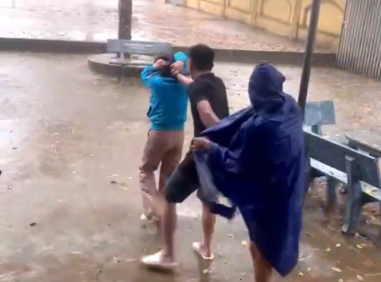 Phu huynh xong vao truong hanh hung giao vien hinh anh