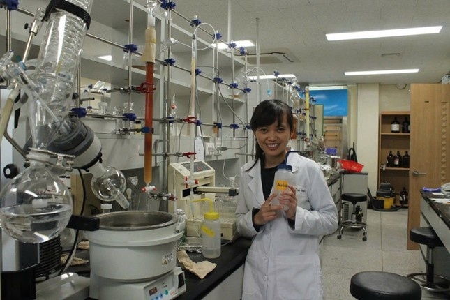 Tu co gai ngheo den giao su truyen cam hung hinh anh