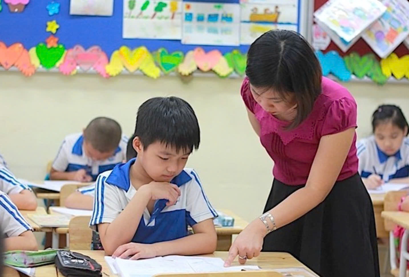 Ca nuoc thieu hon 120.000 giao vien cac cap hinh anh