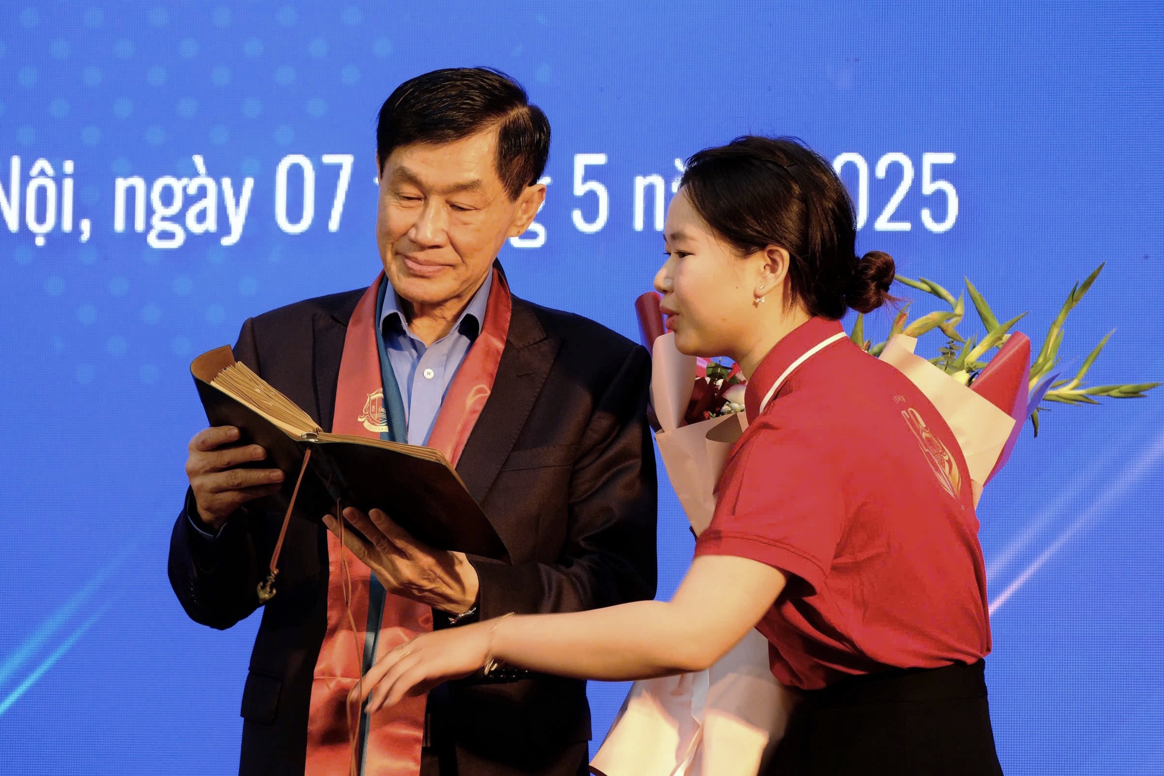 Hanh dong cua sinh vien khien ong Johnathan Hanh Nguyen rom rom hinh anh