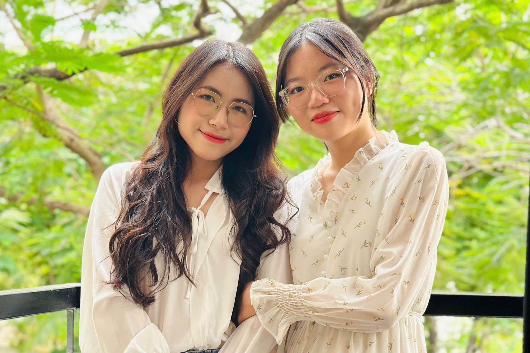 Hai co gai cung que, sinh cung ngay, cung tot nghiep DH diem tuyet doi hinh anh