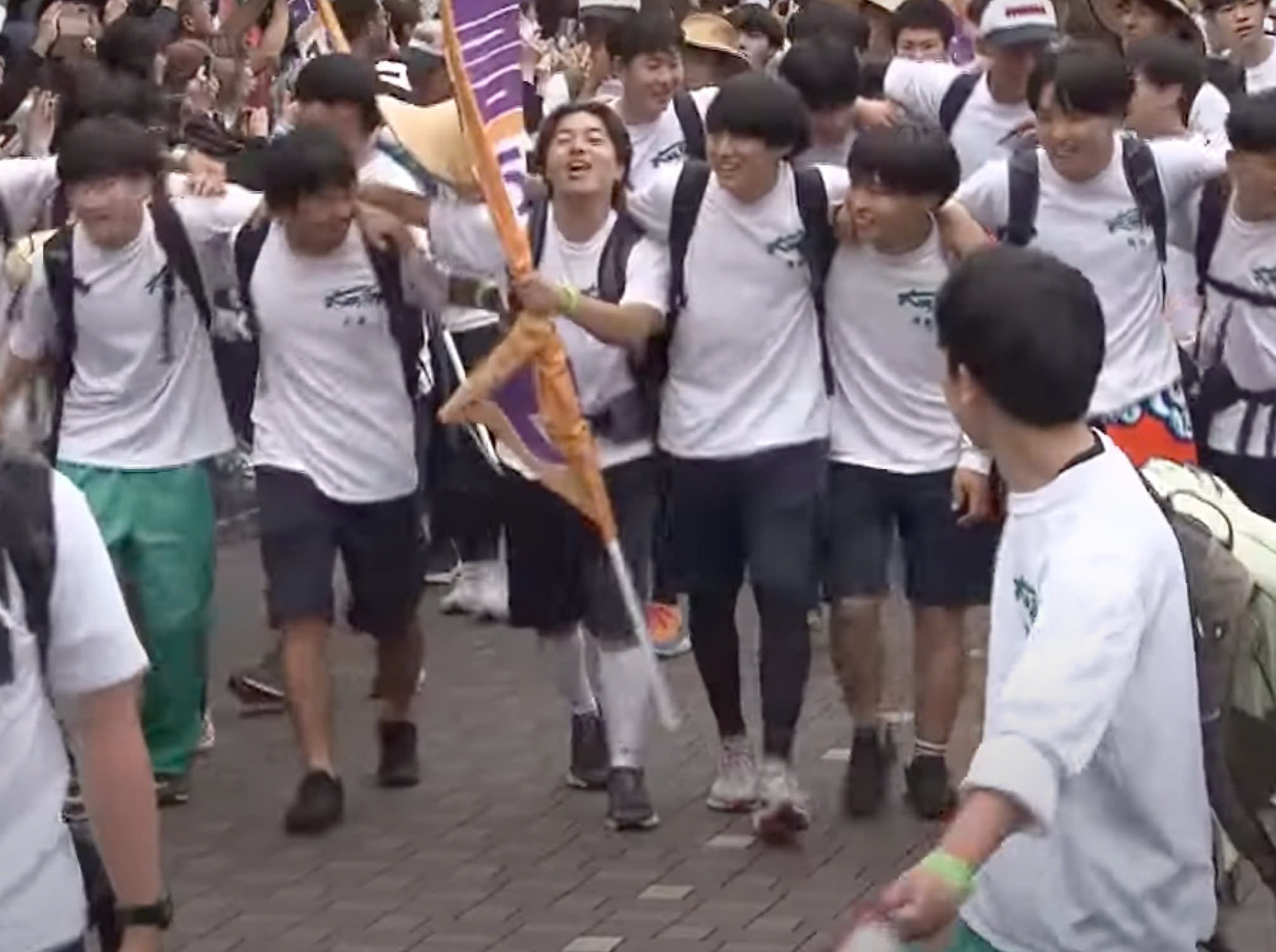 Truong Nhat Ban bo truyen thong bat hoc sinh di bo 85 km xuyen dem hinh anh