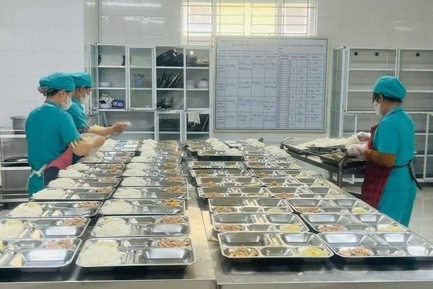 Yeu cau xac minh thong tin bua an hoc sinh bi thu thue 2 lan hinh anh