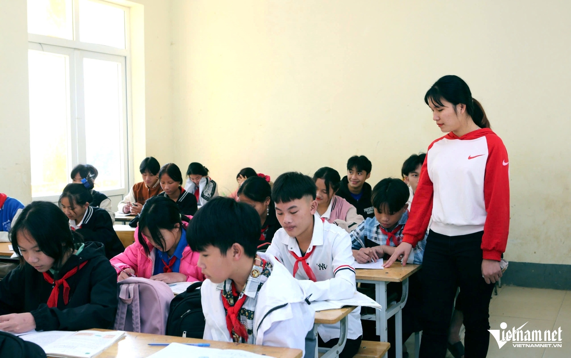 So Noi vu tinh de xuat ky hop dong 12 thang cho hang nghin giao vien hinh anh