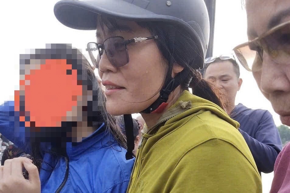 Khen thuong co giao lao xuong dong nuoc xiet cuu nu sinh nhay cau hinh anh