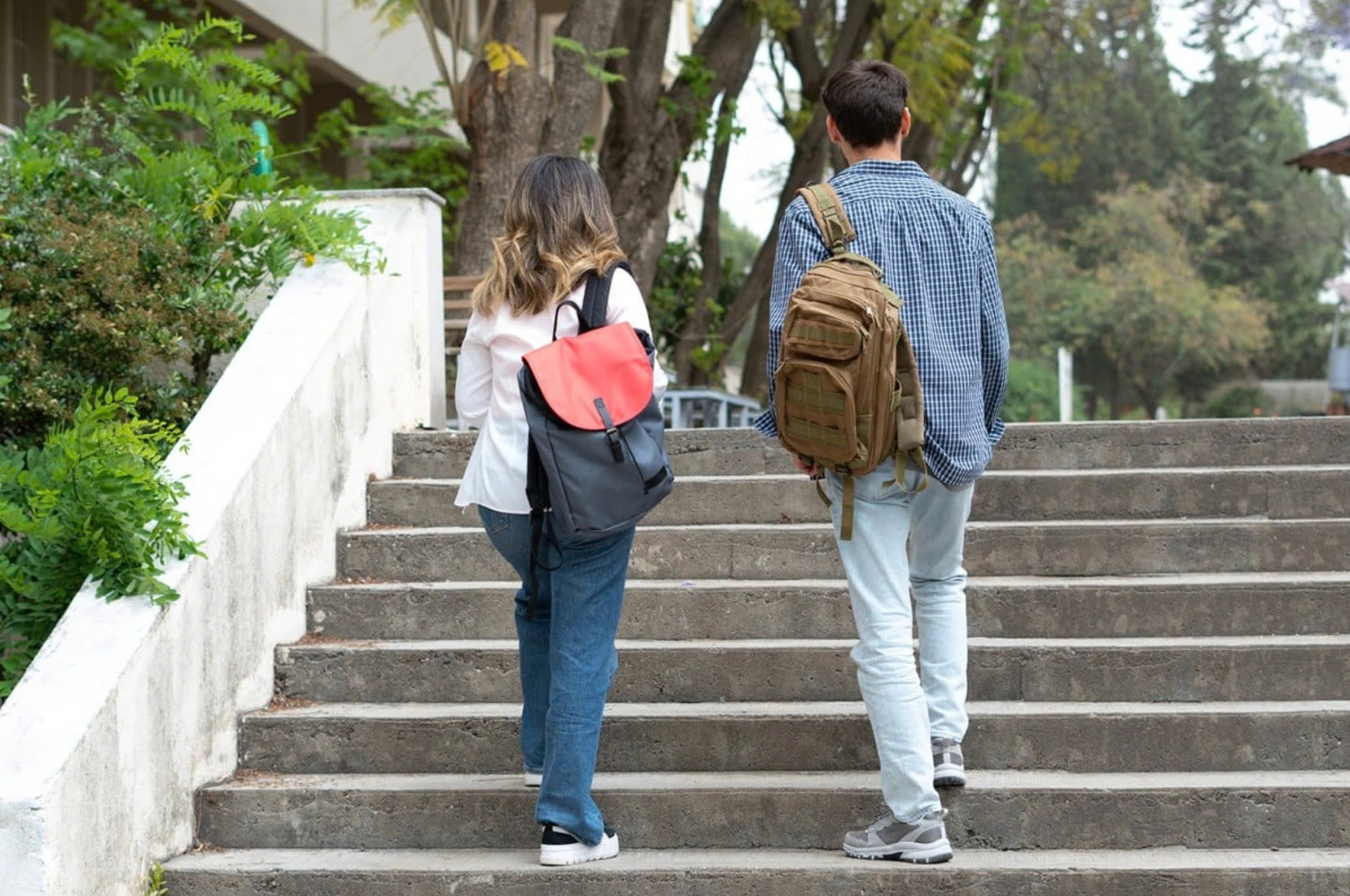 Truong Trung Quoc yeu cau nu sinh coi do khi xin nghi vi dau bung kinh hinh anh