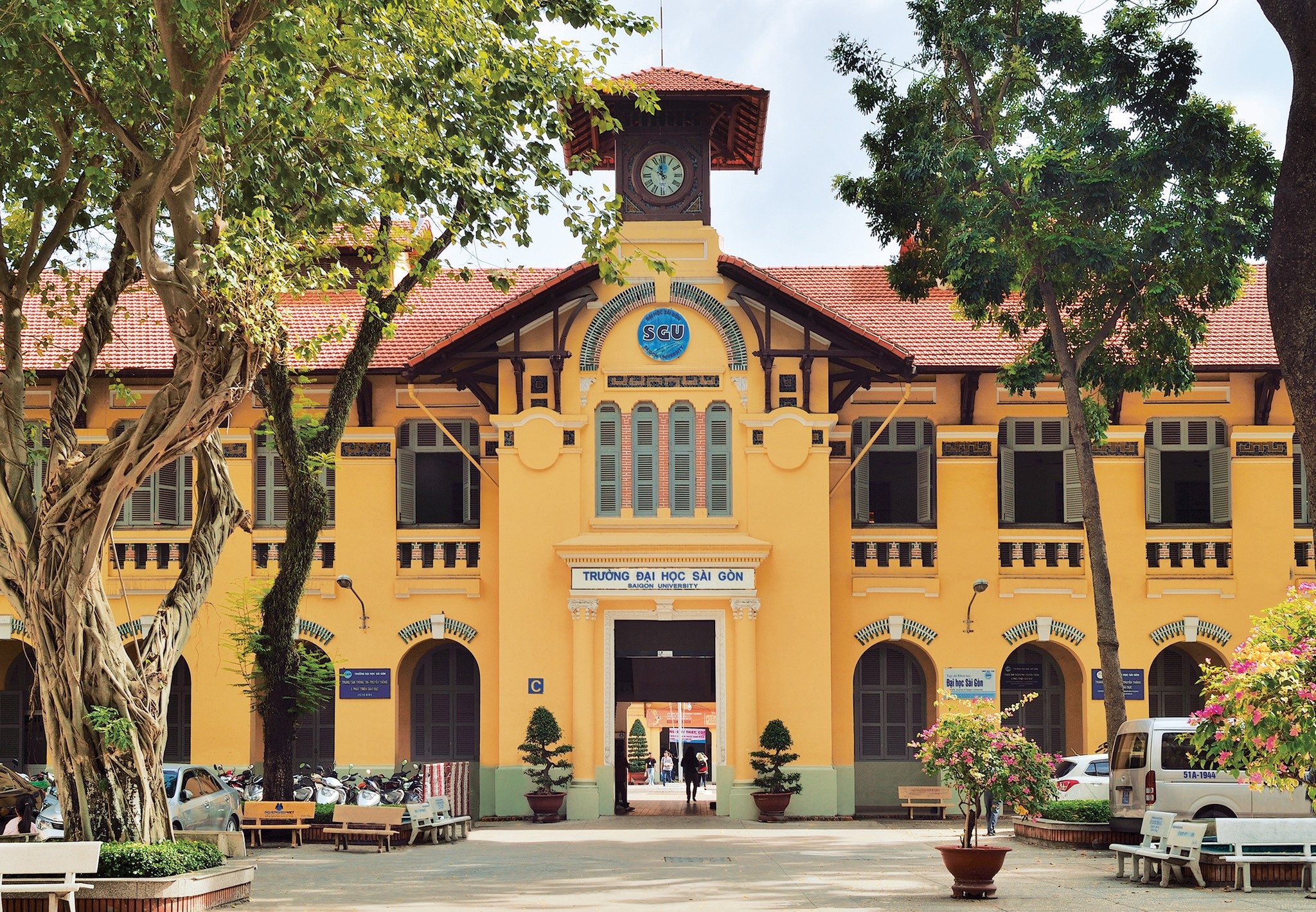 Mot dai hoc o TP.HCM lap to kiem tra trang phuc, ung xu cua sinh vien hinh anh
