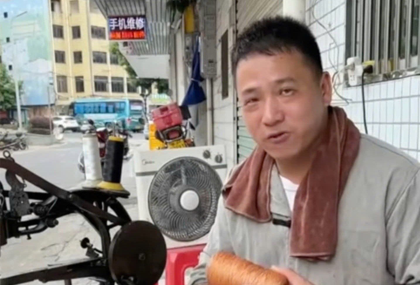 Tho sua giay khong chan hoc tieng Anh tu radio, mo phat bieu o Harvard hinh anh