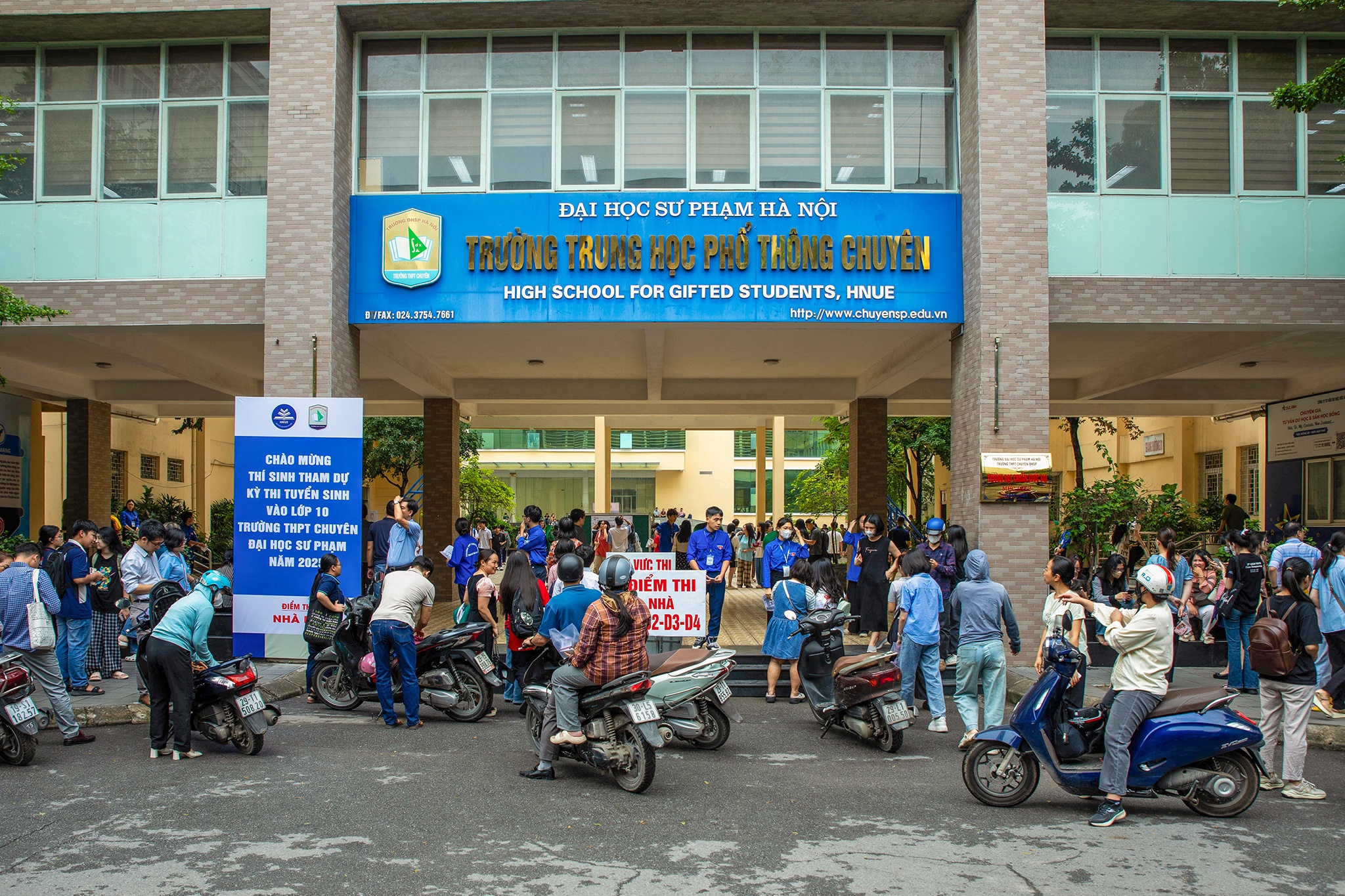 thi 10 chuyen Su pham anh 1