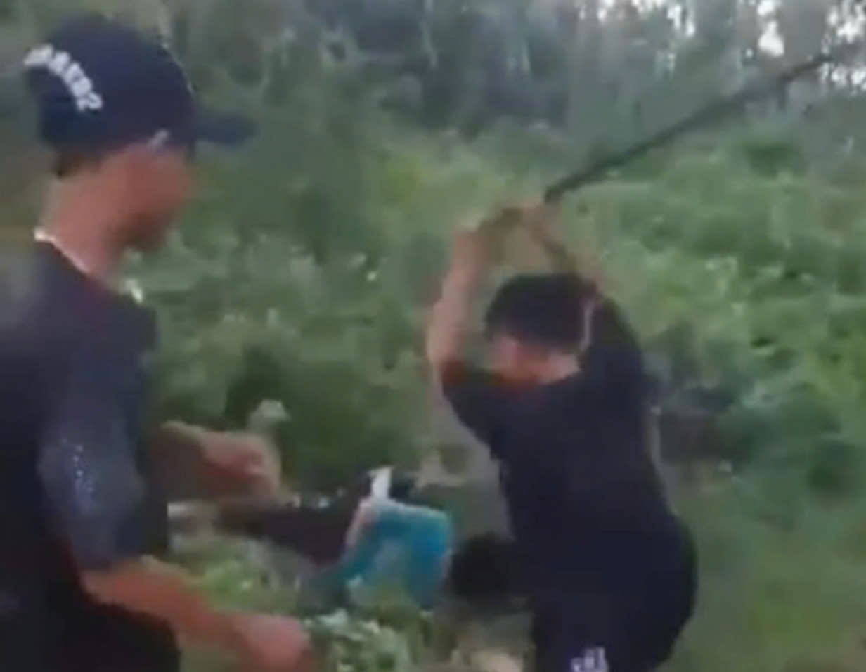 Quy goi xin tha, nam sinh lop 5 van bi nhom ban danh da man hinh anh