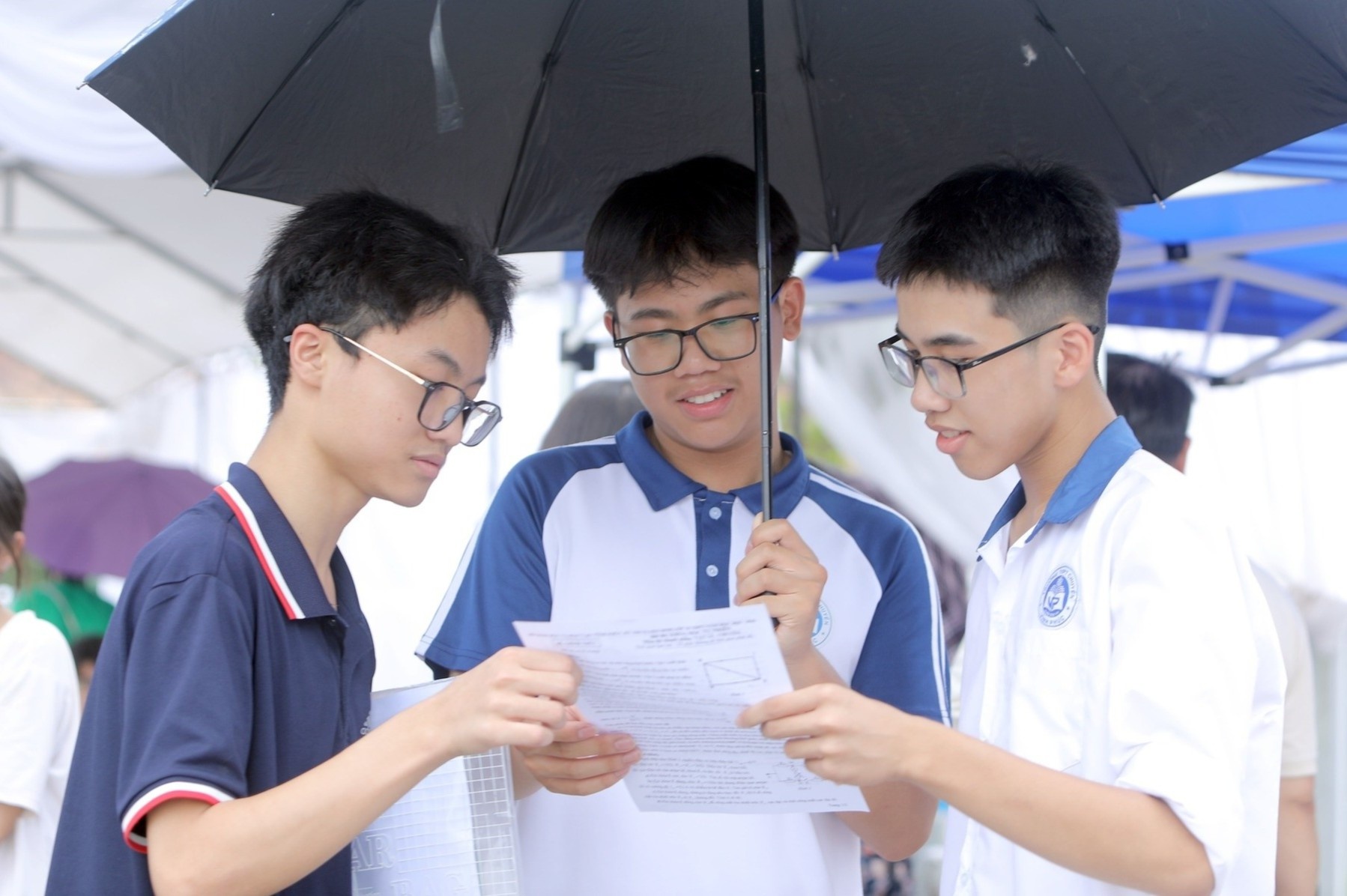 De Toan chuyen lop 10 sai sot, Vinh Phuc dinh chi 3 giao vien ra de hinh anh