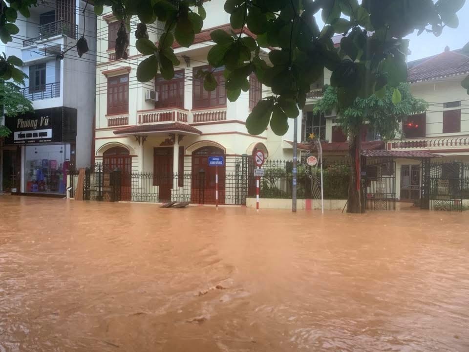 Noi thi sinh thi tot nghiep THPT giua luc mua lon, lu lut, sat lo hinh anh