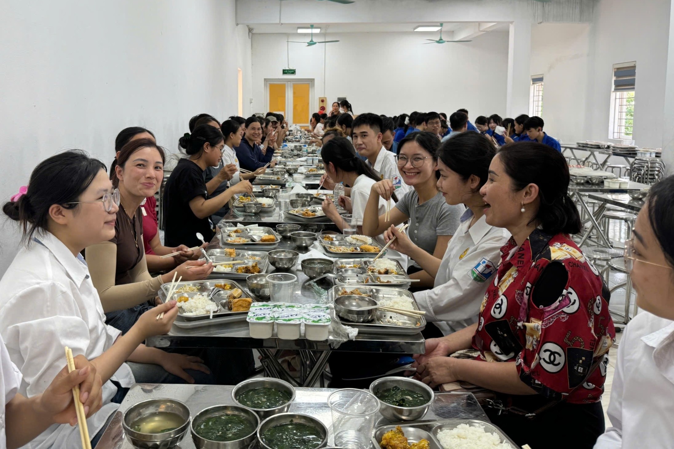 Ca tram 'mam co' tiep suc si tu vuot vu mon hinh anh