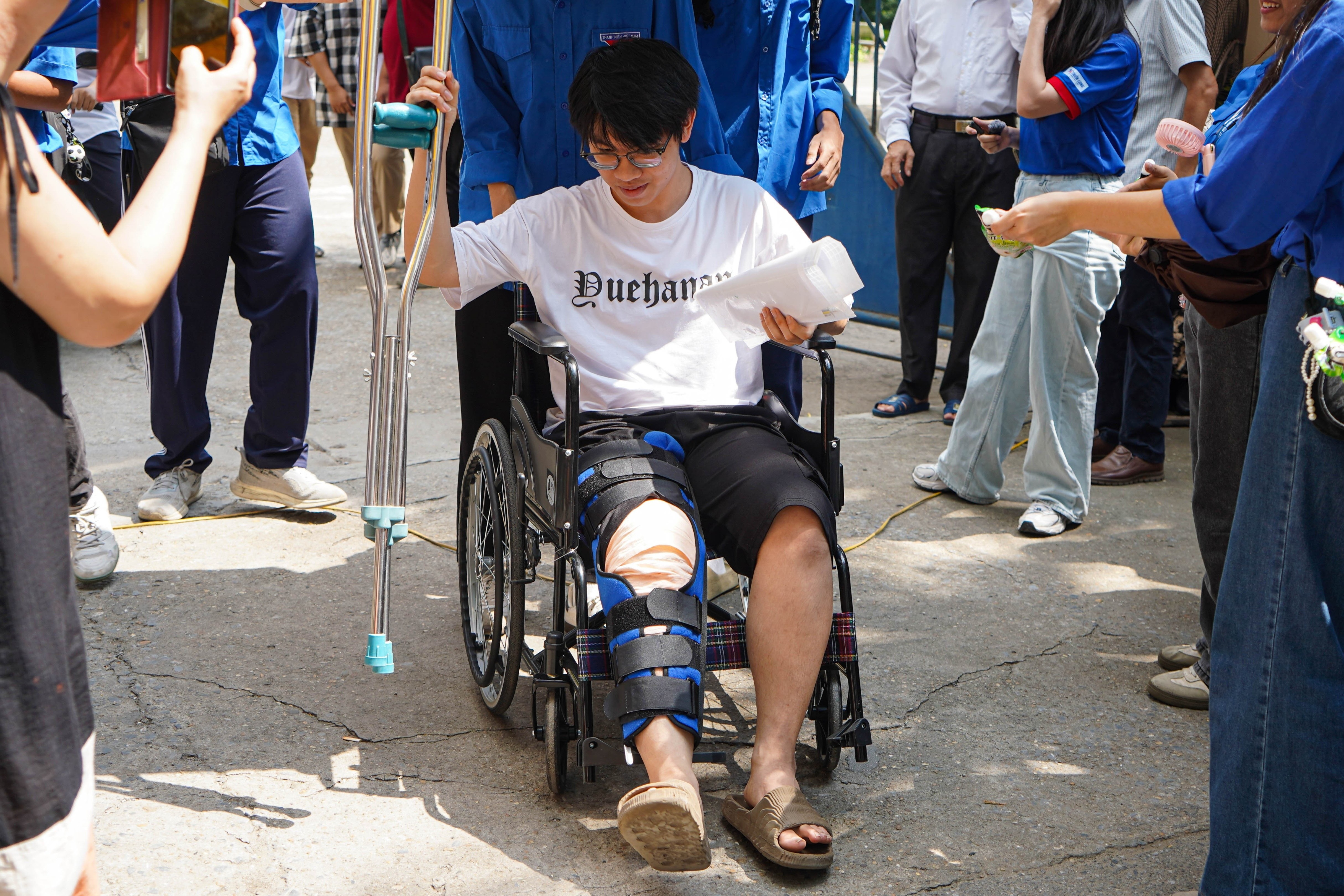 Phu huynh to giam thi thu may tinh cua thi sinh khi lam mon Toan hinh anh