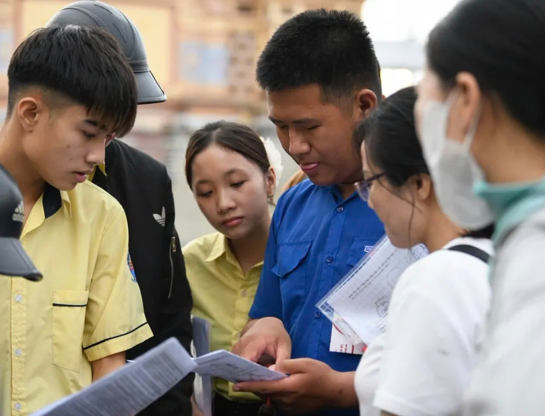 De thi tot nghiep kho 'bat thuong', co dam bao cong bang cho hoc sinh? hinh anh