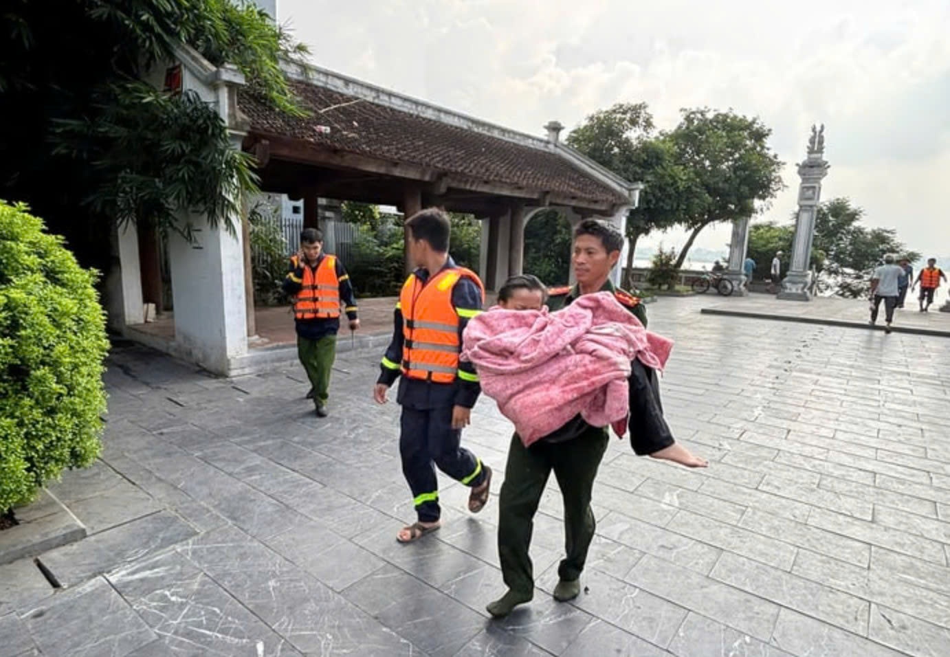 Cong an Ha Noi cuu nu sinh nhay cau Vinh Tuy tu tu hinh anh