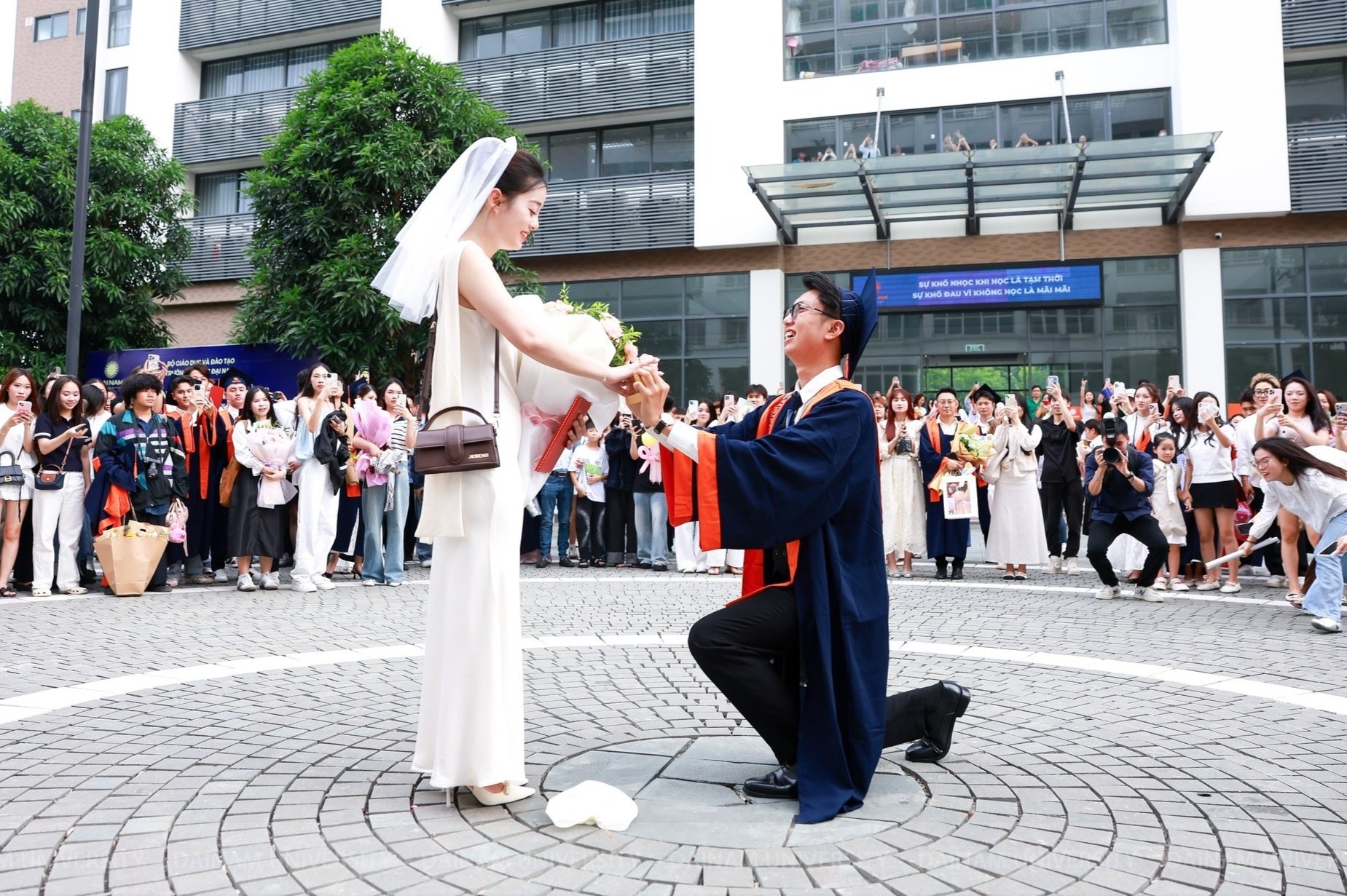 Nam sinh Ha Noi quy goi cau hon ban gai trong le tot nghiep hinh anh