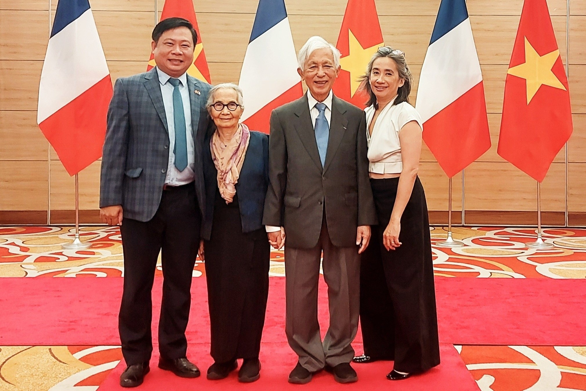 Vo chong giao su Viet duoc thang hang huan chuong Bac dau Boi tinh hinh anh