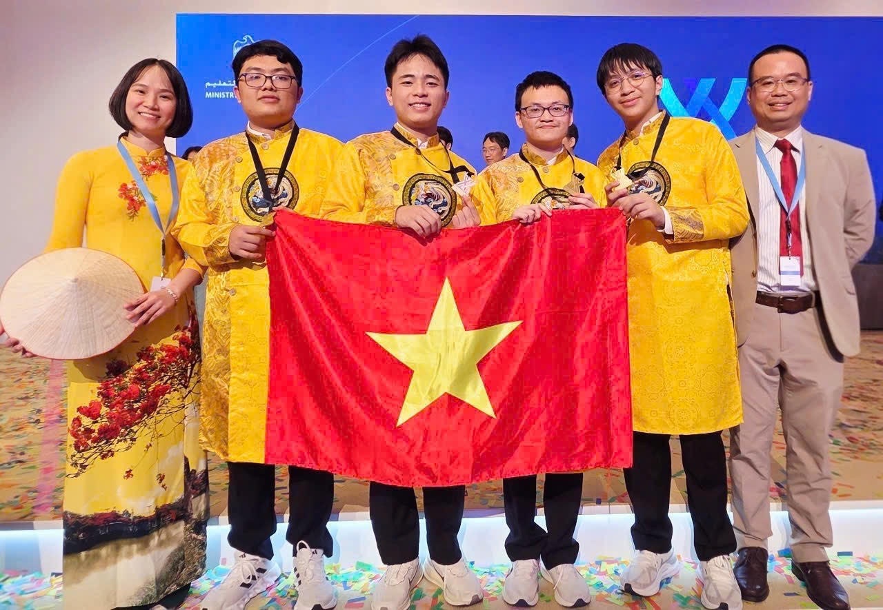Lan dau tien Viet Nam co 4/4 huy chuong vang Olympic Hoa hoc truc tiep hinh anh