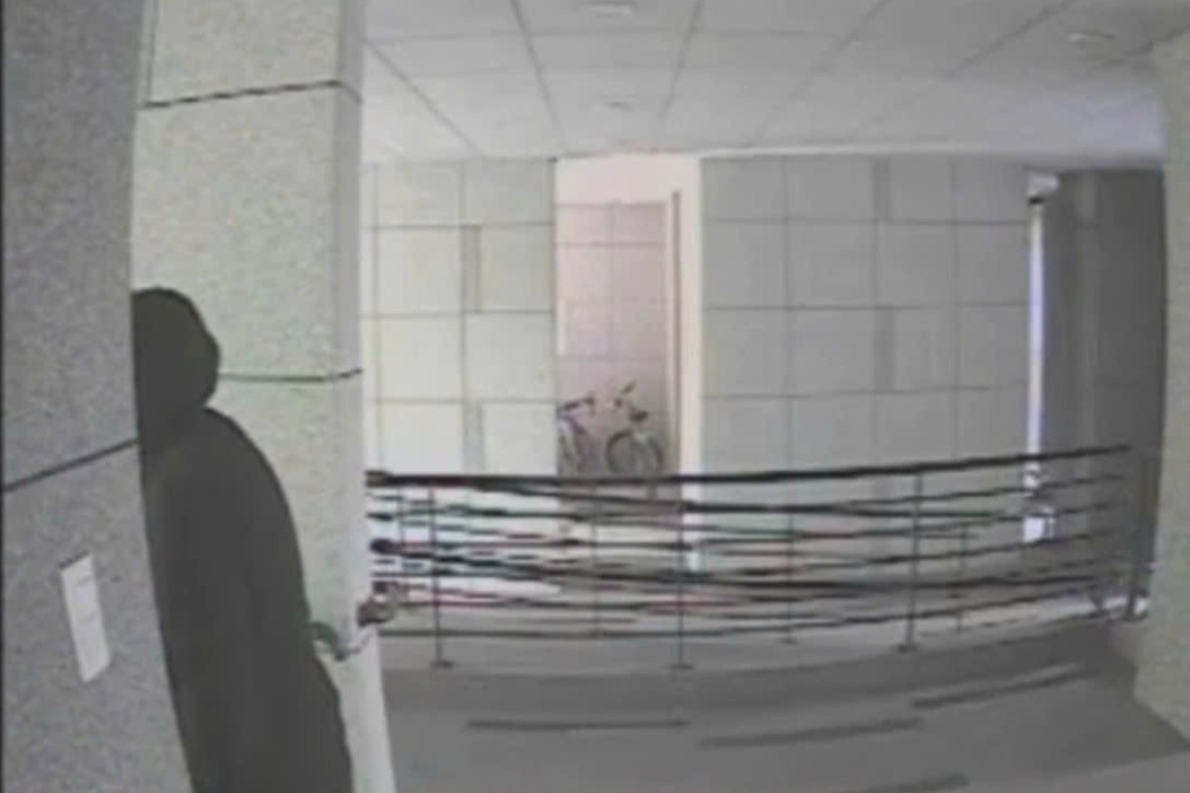 Giao vien day piano dot nhap nha hoc sinh de an trom hinh anh