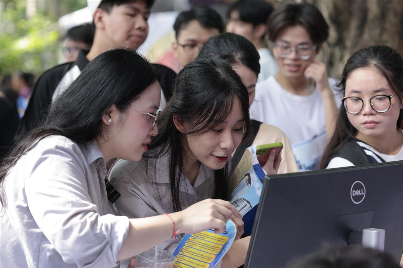 Thi sinh lung tung dang ky nguyen vong xet tuyen dai hoc hinh anh