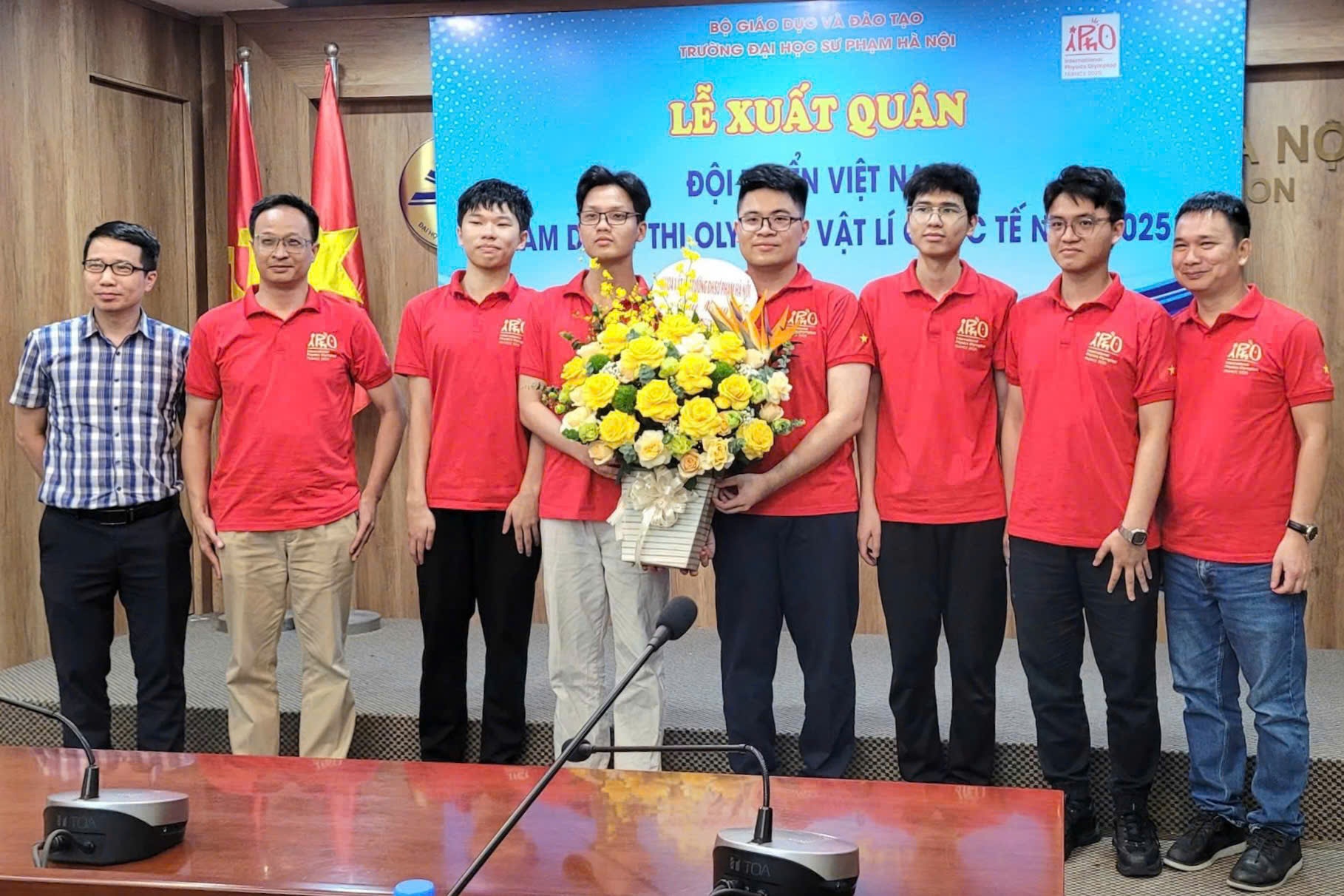 Viet Nam vao top 10 Olympic Vat ly quoc te 2025 hinh anh