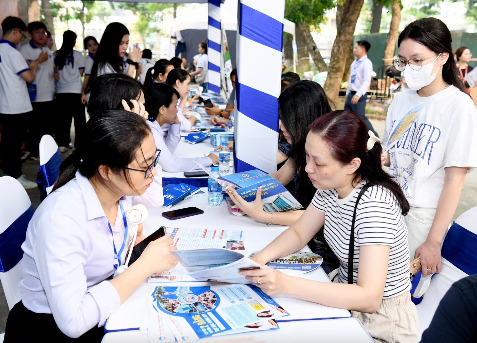 Chuyen gia 'mach nuoc' giai bai toan dat nguyen vong dai hoc 2025 hinh anh