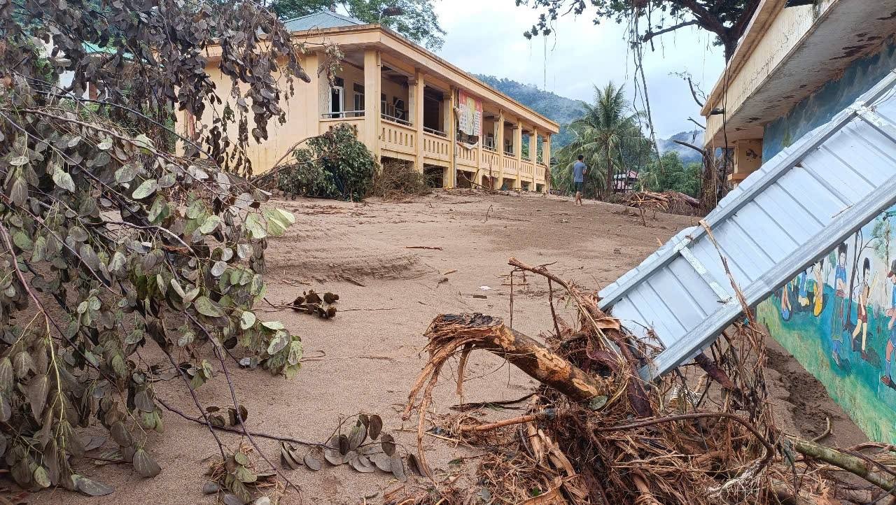 Thay co bat khoc nhin truong lop bi bun dat vui lap sau lu hinh anh