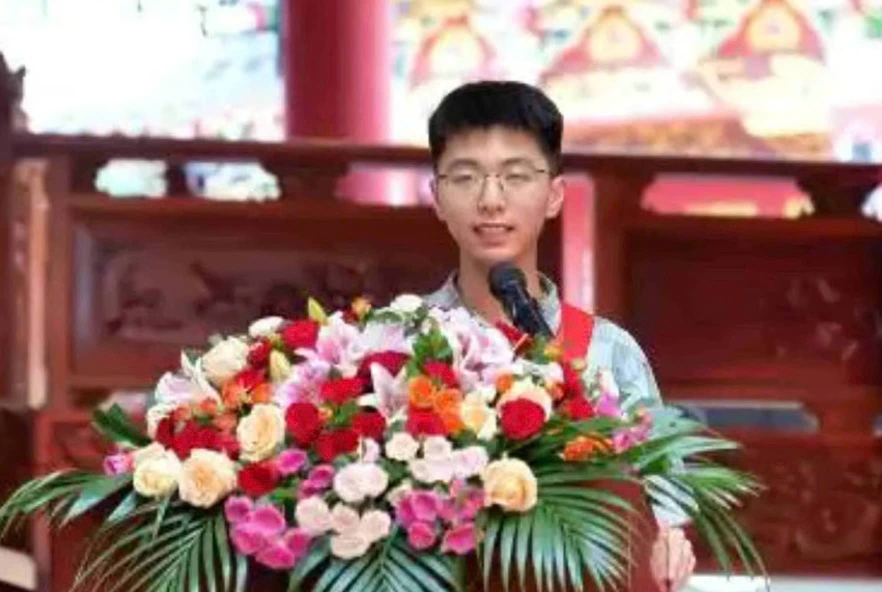 Nam sinh do dai hoc, dong toc mo le ruoc linh dinh gay tranh cai hinh anh