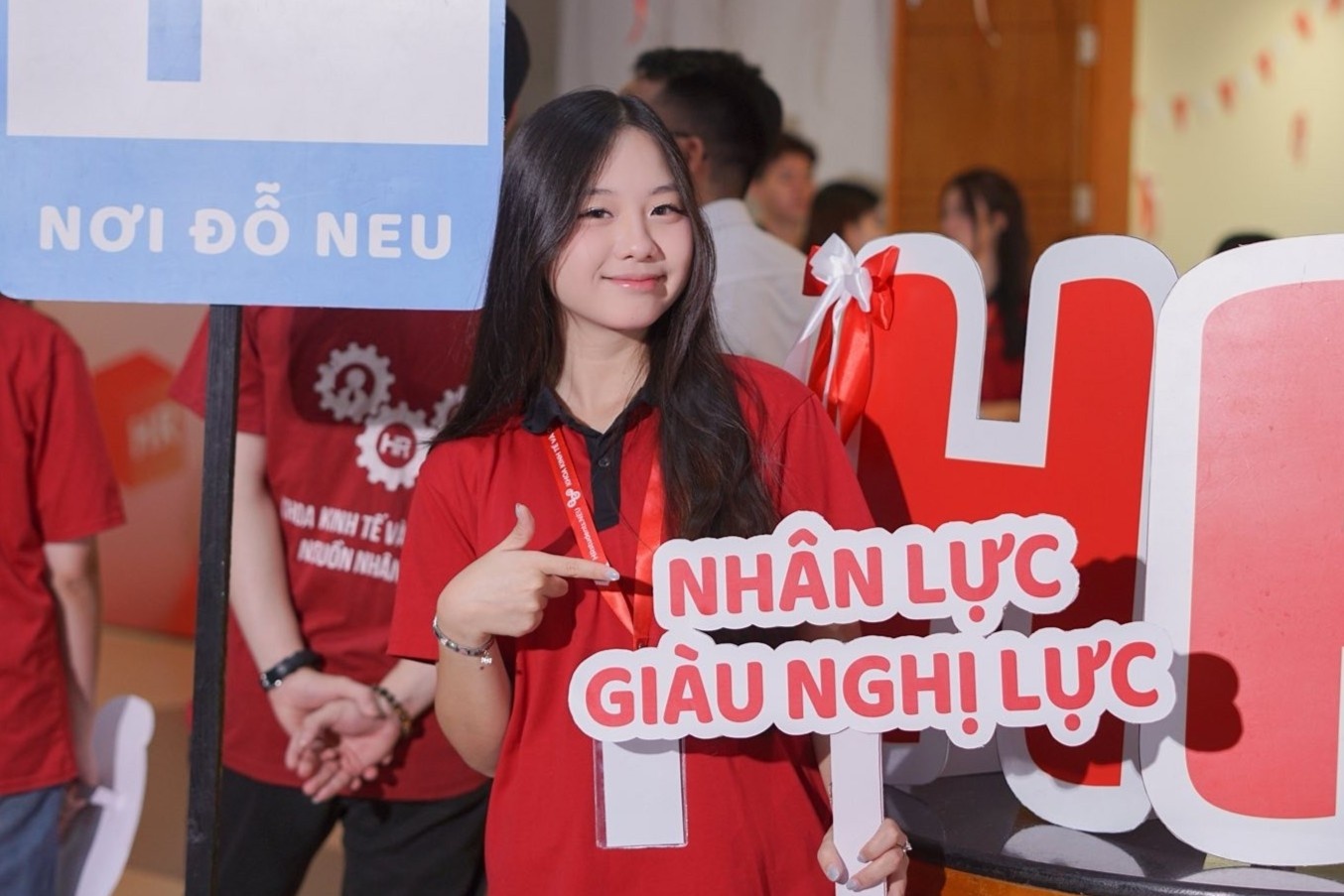 Dai hoc Kinh te Quoc dan dua tieng Anh thanh ngon ngu thu hai hinh anh