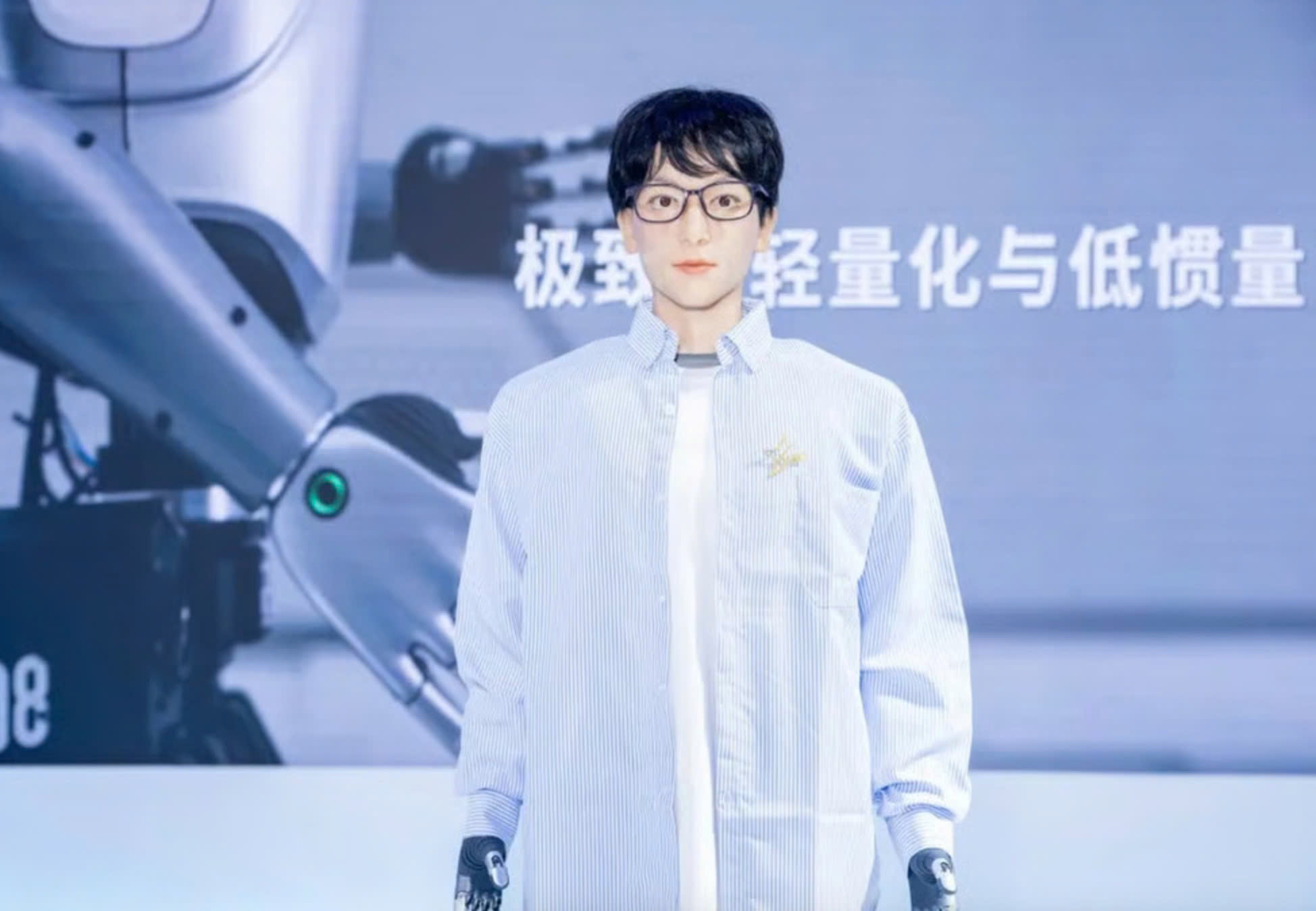 Robot dau tien hoc tien si, ca Trung Quoc xon xao hinh anh