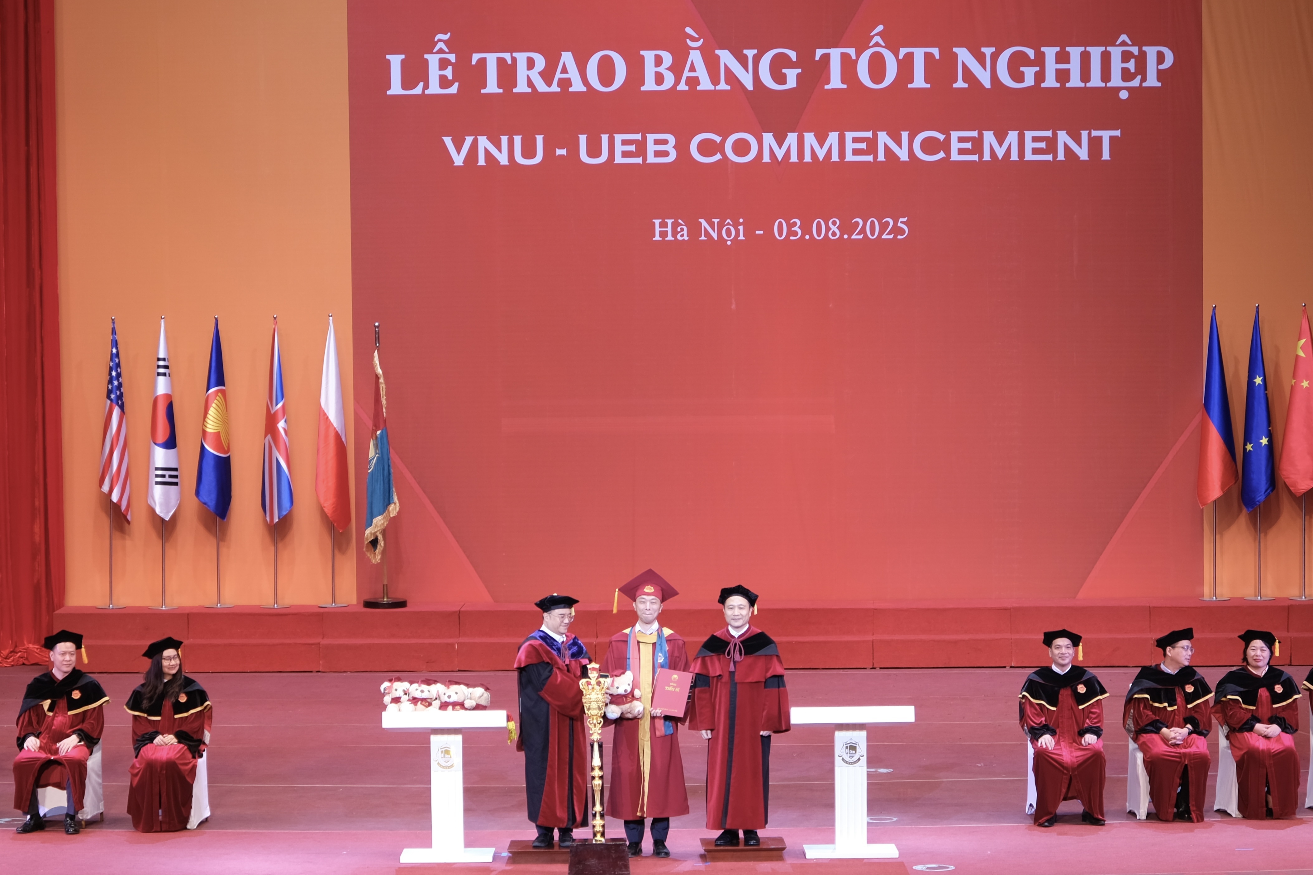 van dong vien kinh te anh 4