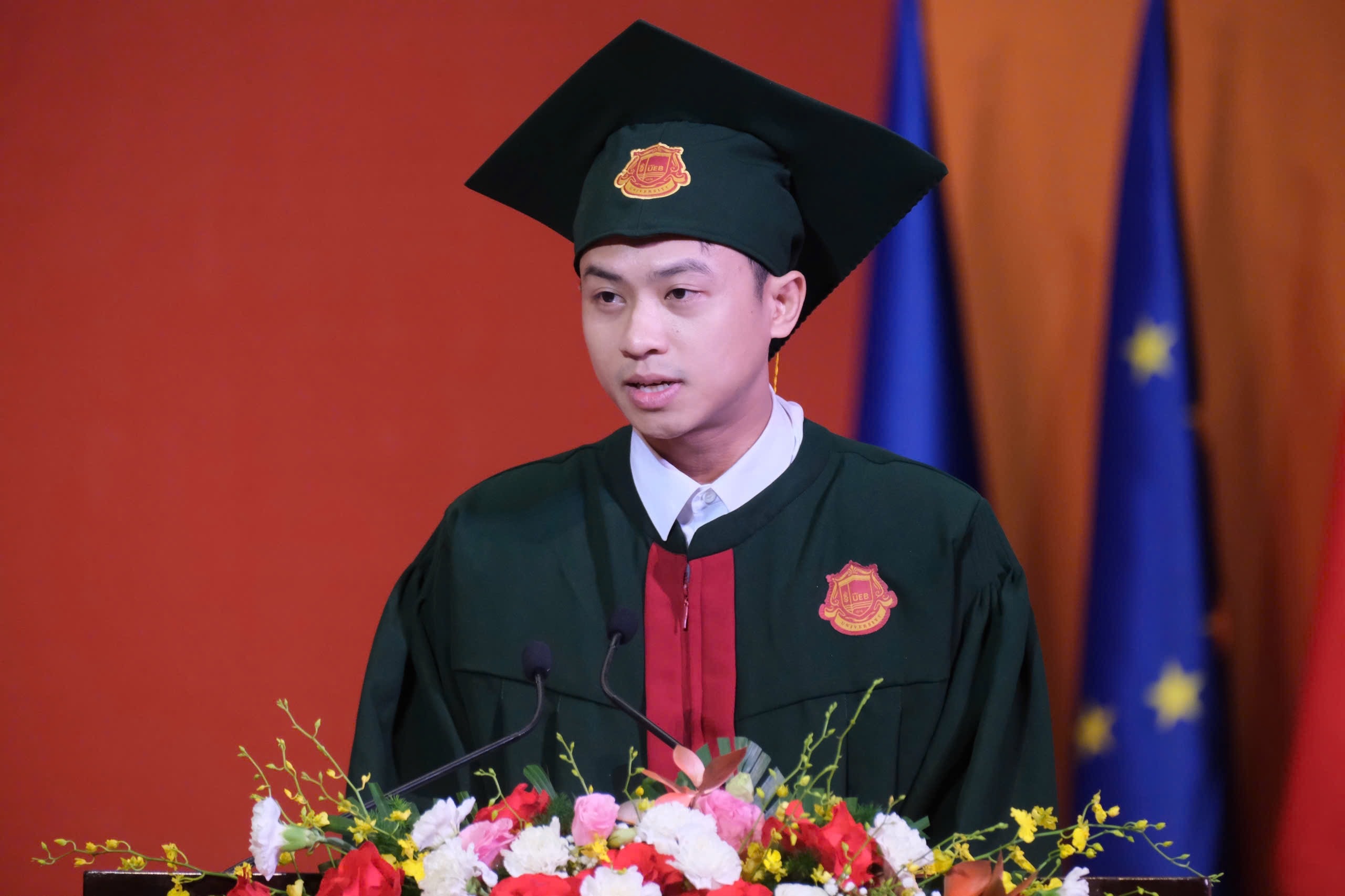 Hoa khoi bong chuyen cung 20 VDV chuyen nghiep tot nghiep dai hoc hinh anh