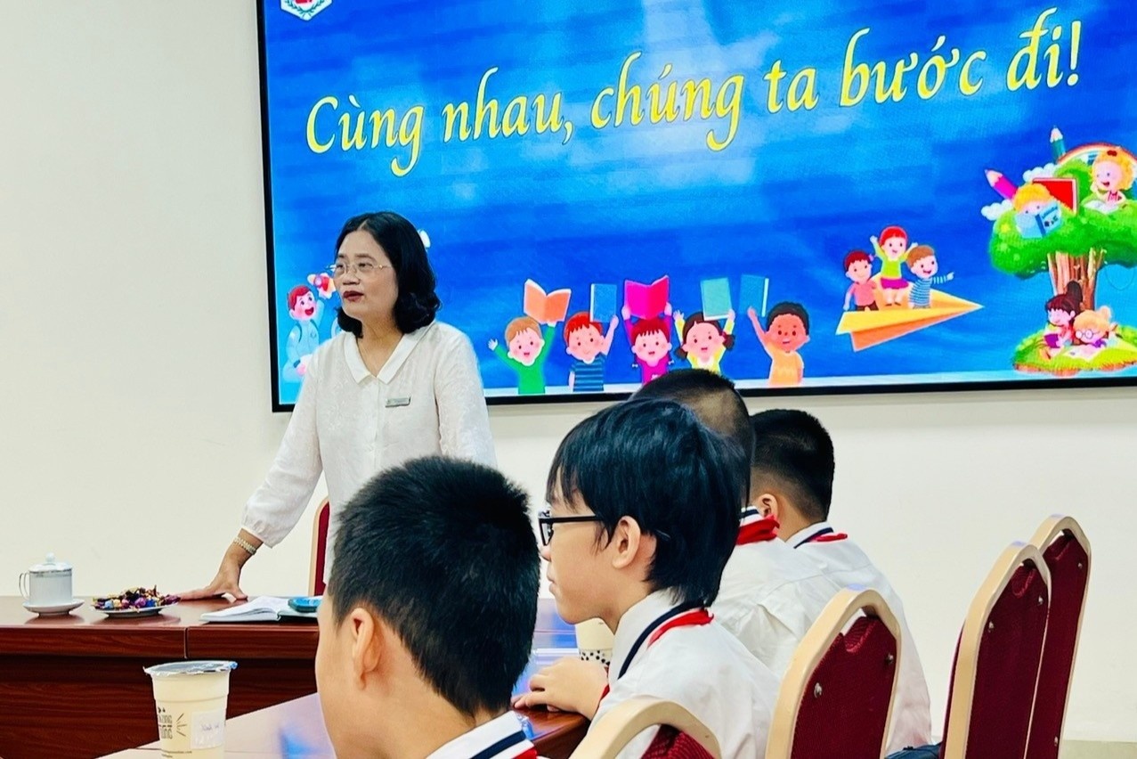Hoc sinh xep loai 'chua dat’ duoc co hieu truong moi uong tra sua hinh anh
