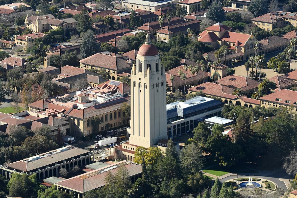 Hon 360 nhan vien Dai hoc Stanford mat viec, loi do TT Trump? hinh anh