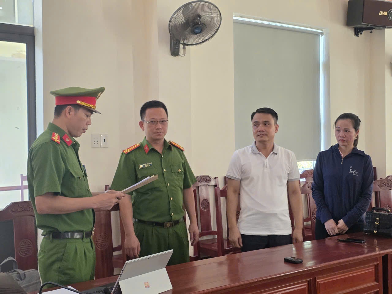 Hieu truong nang diem thi, trao vi tri thu khoa: Gian lan co to chuc? hinh anh