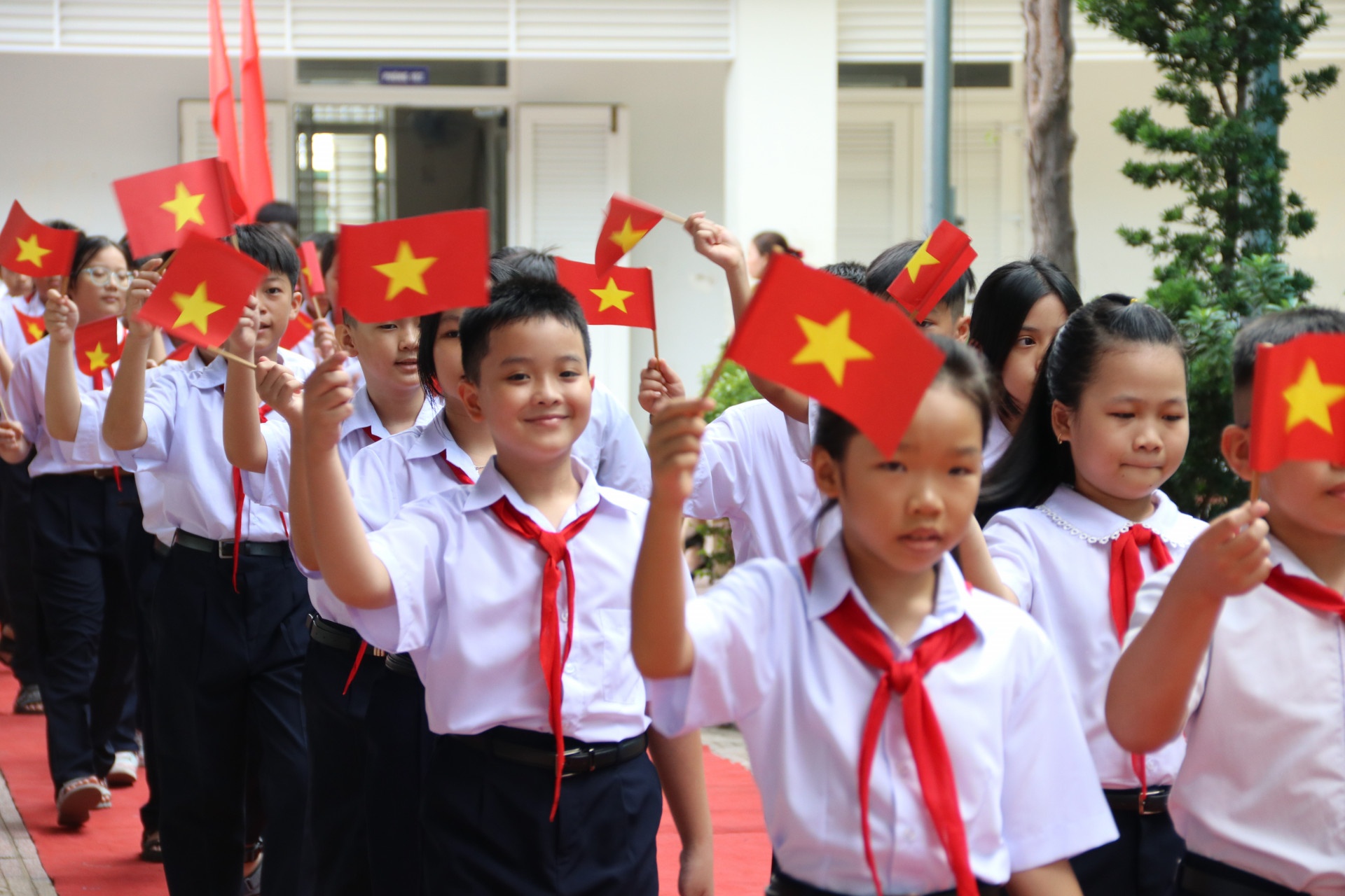 Mot tinh cho toan bo hoc sinh mac dong phuc giong nhau hinh anh