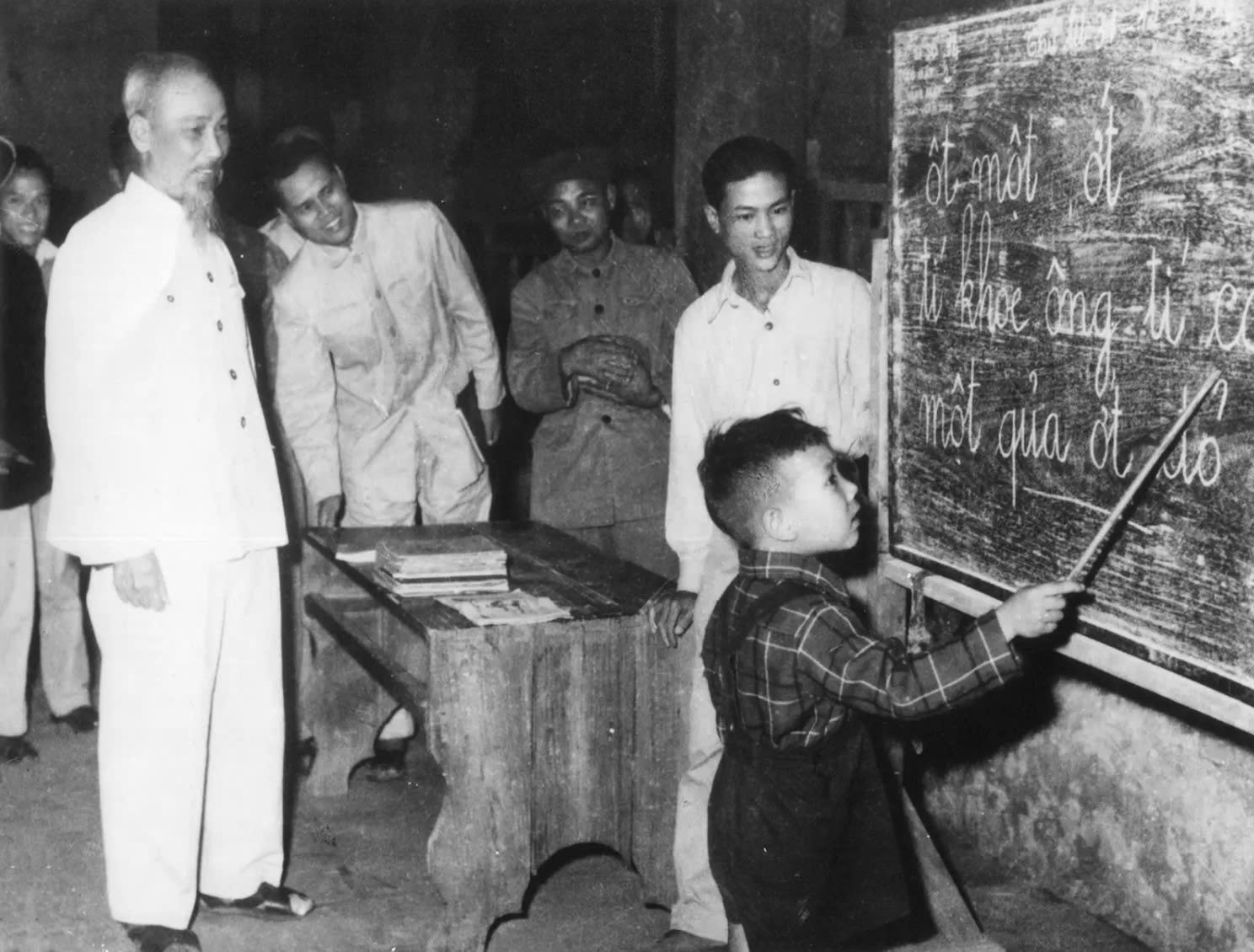 80 nam giao duc anh 4