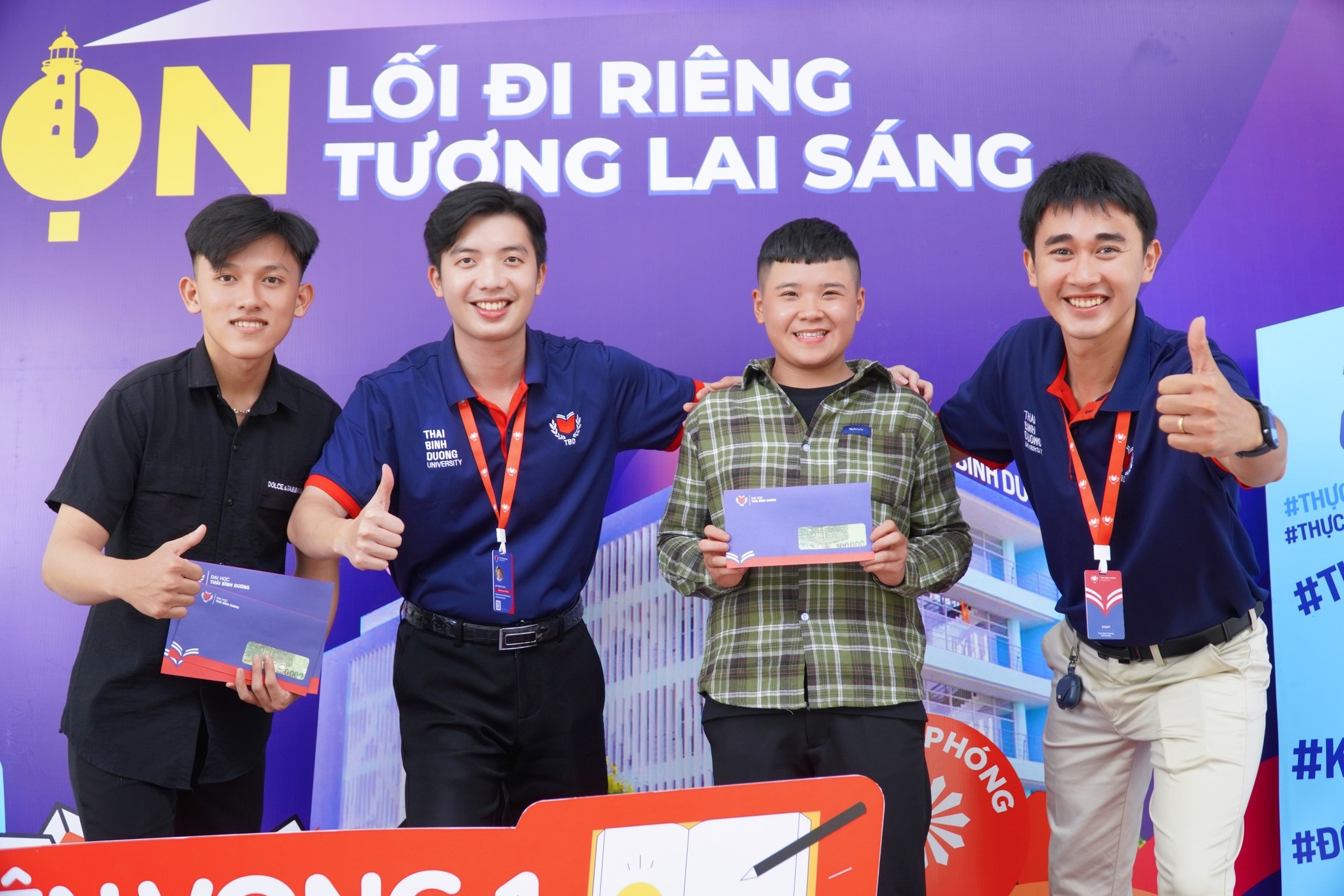 Truong hoc tang tien cho sinh vien mung Tet Doc lap hinh anh