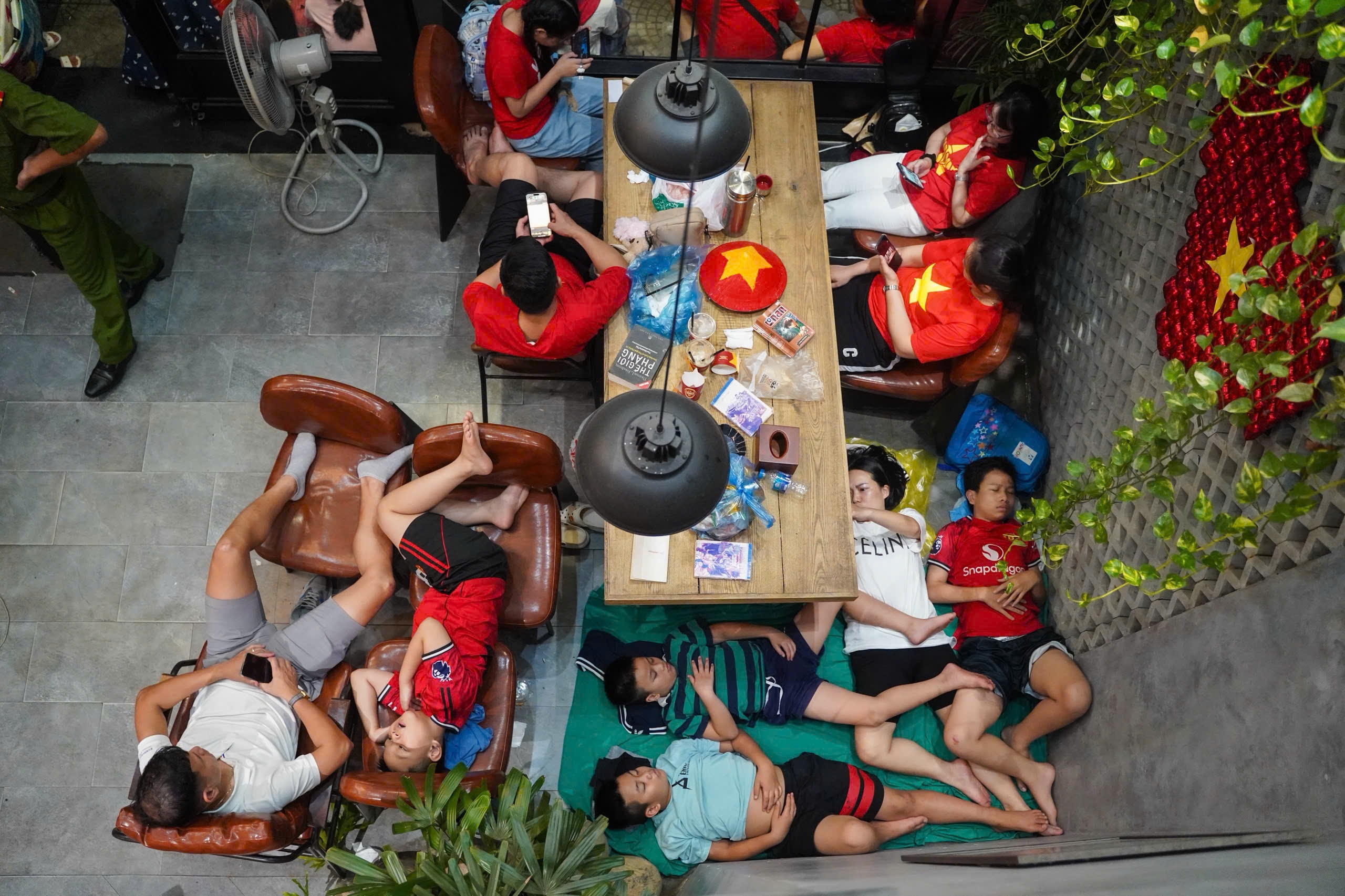 Quan ca phe thu phi 250.000 dong/nguoi ngu qua dem cho xem dieu binh hinh anh