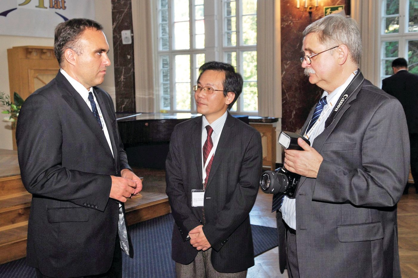 Chuyen cung 'luong quoc giao su' Pham Ngoc Thanh hinh anh