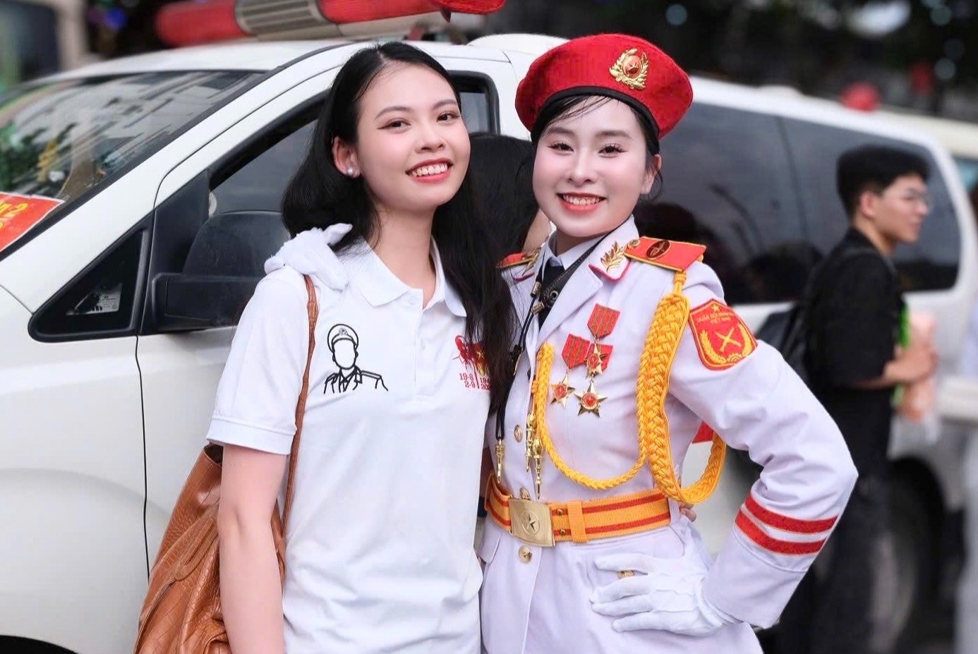 Tiep vien Emirates bay tu Dubai ve Ha Noi de gap nguoi ban dac biet hinh anh