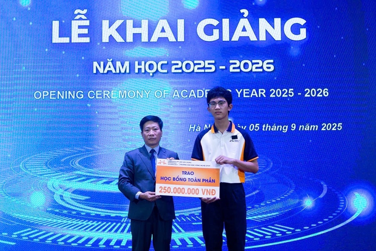 Nam sinh mat 4 nguoi than vu lat tau Ha Long nhan hoc bong hinh anh