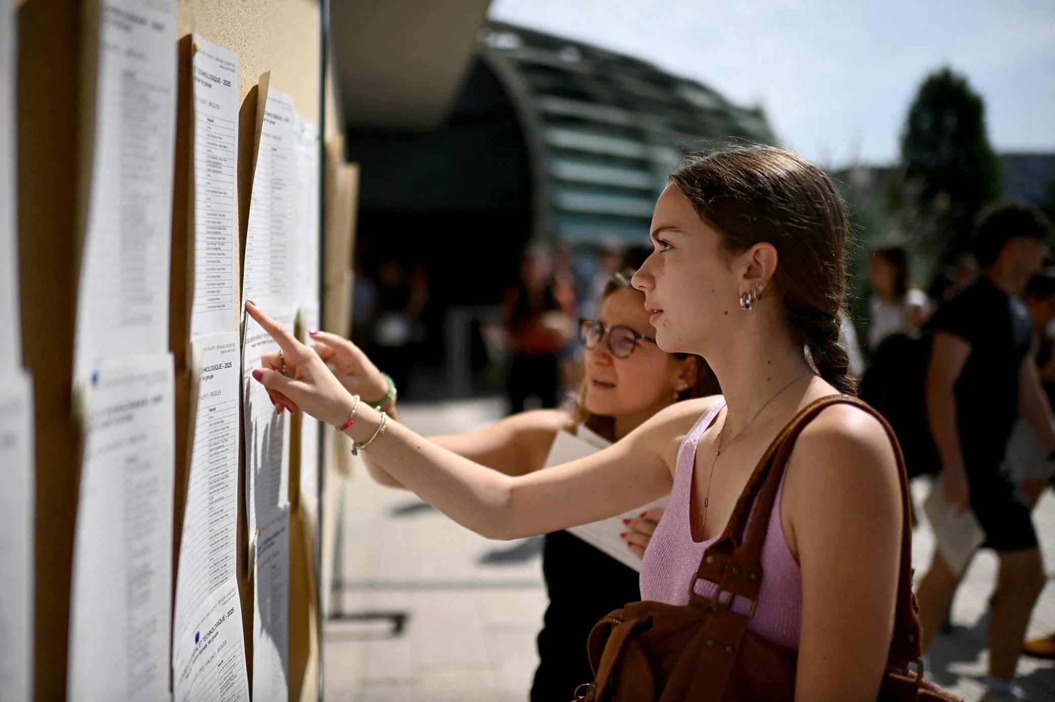 Be gai 9 tuoi pha vo ky luc tu tai o Phap hinh anh