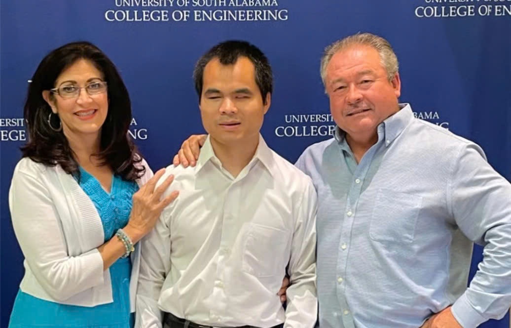 Nguoi dan ong mu co hai bang dai hoc, lam ky su hang khong hinh anh